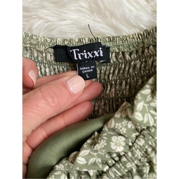 Trixxi short sleeve green floral dress.  Size L. Junior. - Picture 2 of 3